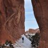Pine Tree Arch, mais um arco de pedra no nosso segundo dia de explorações no Arches National Park, perto de Moab, em Utah, nos Estados Unidos